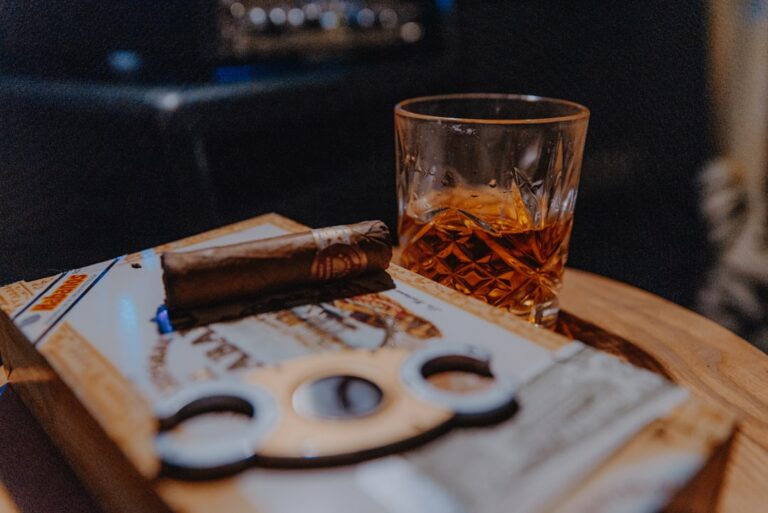 Photo Cigar and Whiskey